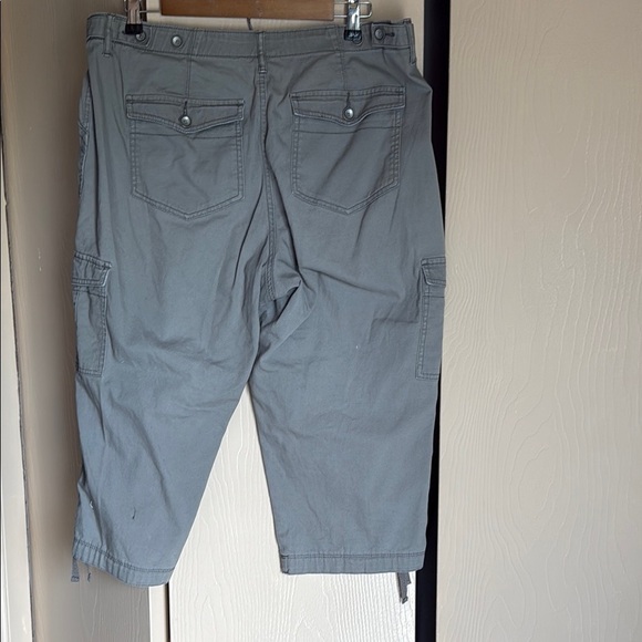 Lee Comfort Waistband Cargo Capri Pants in Gray - Picture 4 of 4